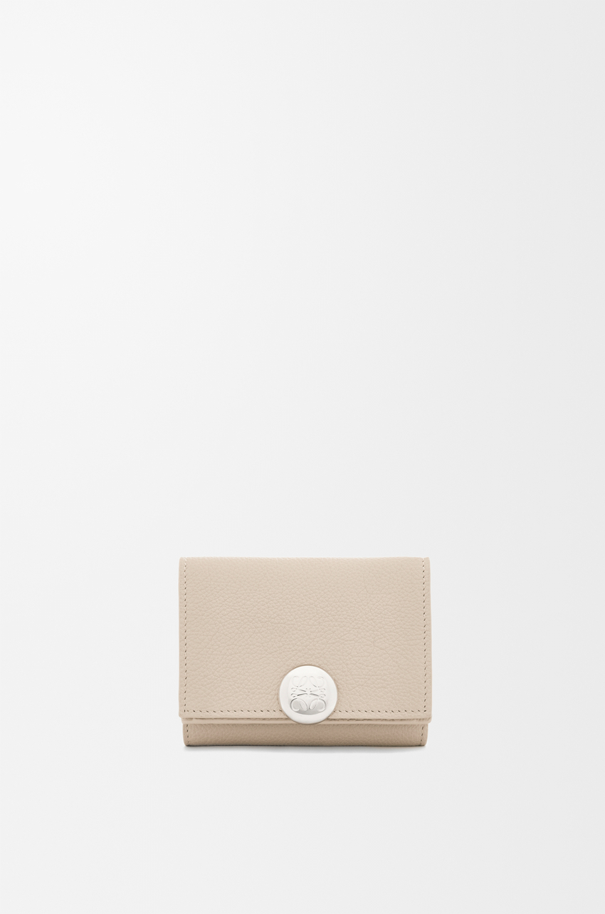 Pebble trifold wallet in pebble grained calfskin