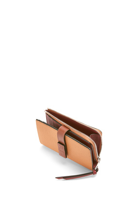 LOEWE Slim zip bifold wallet in soft grained calfskin Light Caramel/Pecan plp_rd
