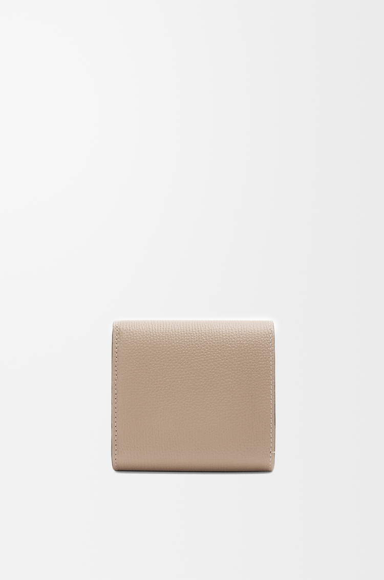 LOEWE アナグラム コンパクト フラップウォレット（ペブルグレインカーフ） サンド