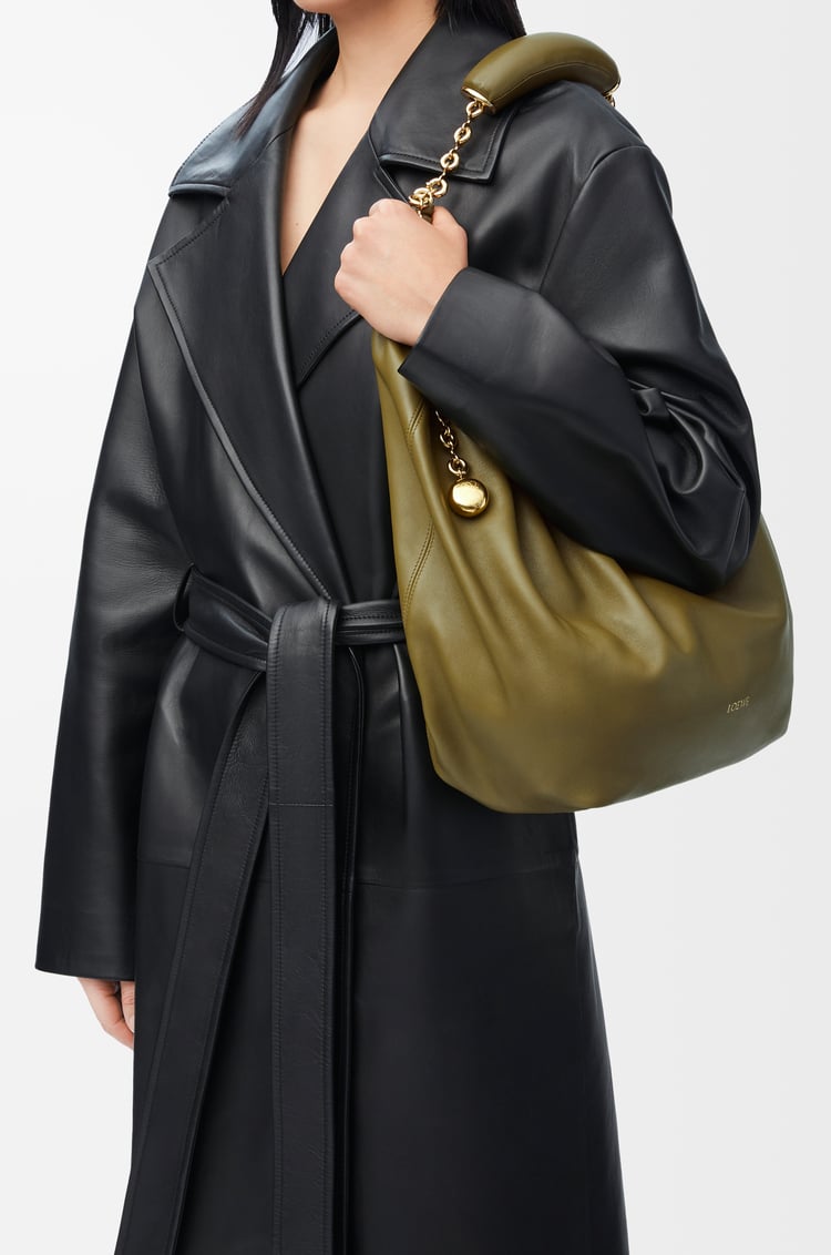 LOEWE Bolso Squeeze mediano en piel napa de cordero Oliva