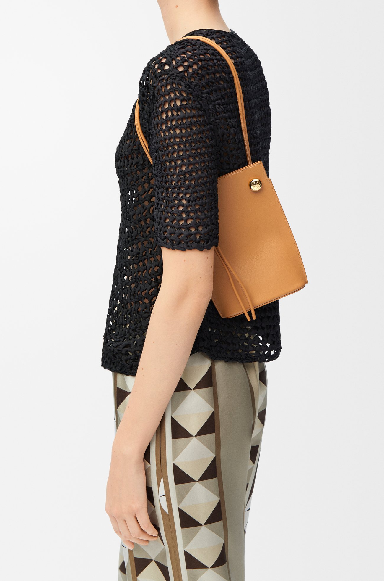 LOEWE Pebble Dice pocket in classic calfskin Warm Desert
