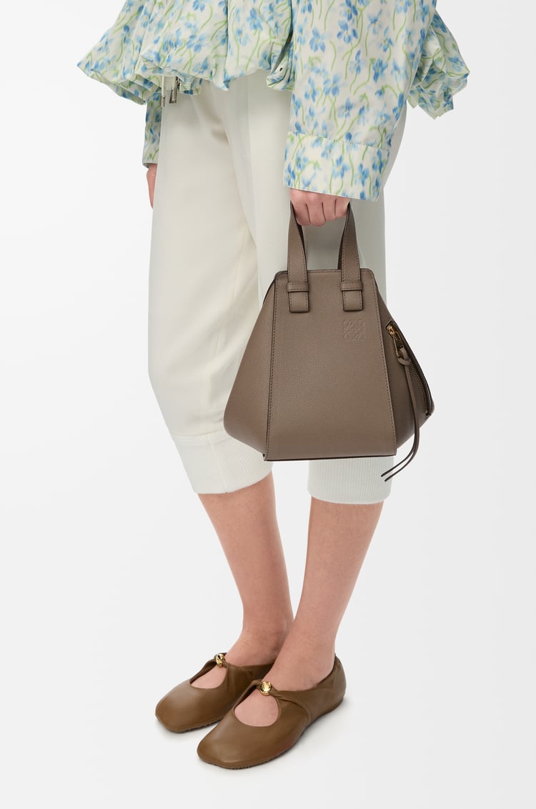 LOEWE ハンモックバッグ コンパクト（ソフトグレインカーフ） トープ