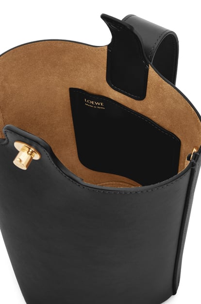 LOEWE Mini Pebble Bucket bag in mellow calfskin 黑色 plp_rd
