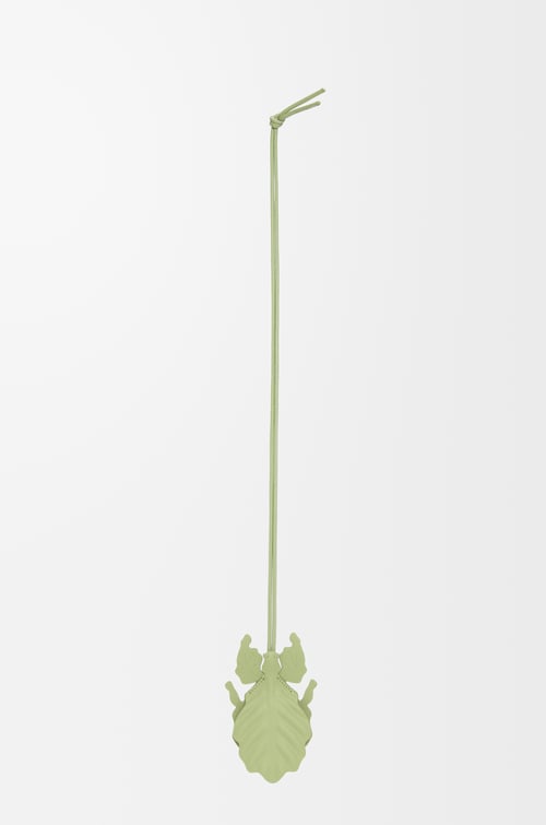 LOEWE Llavero con charm Leaf insect en piel de ternera Pera Claro