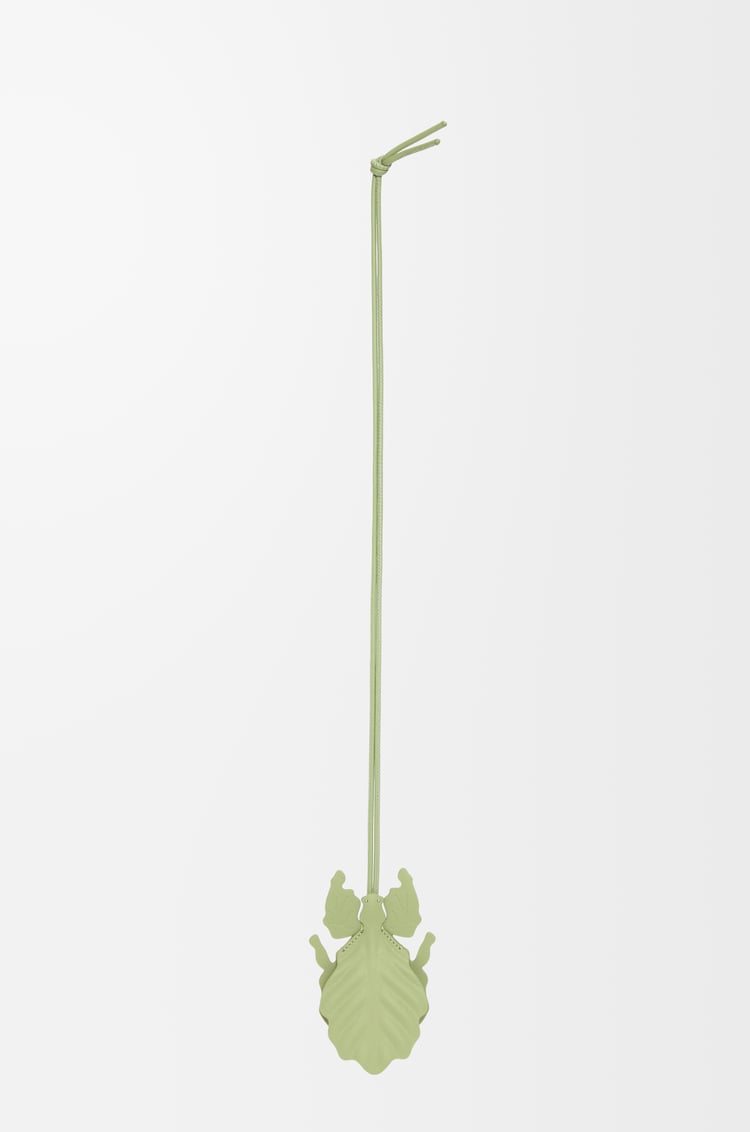 LOEWE Llavero con charm Leaf insect en piel de ternera Pera Claro