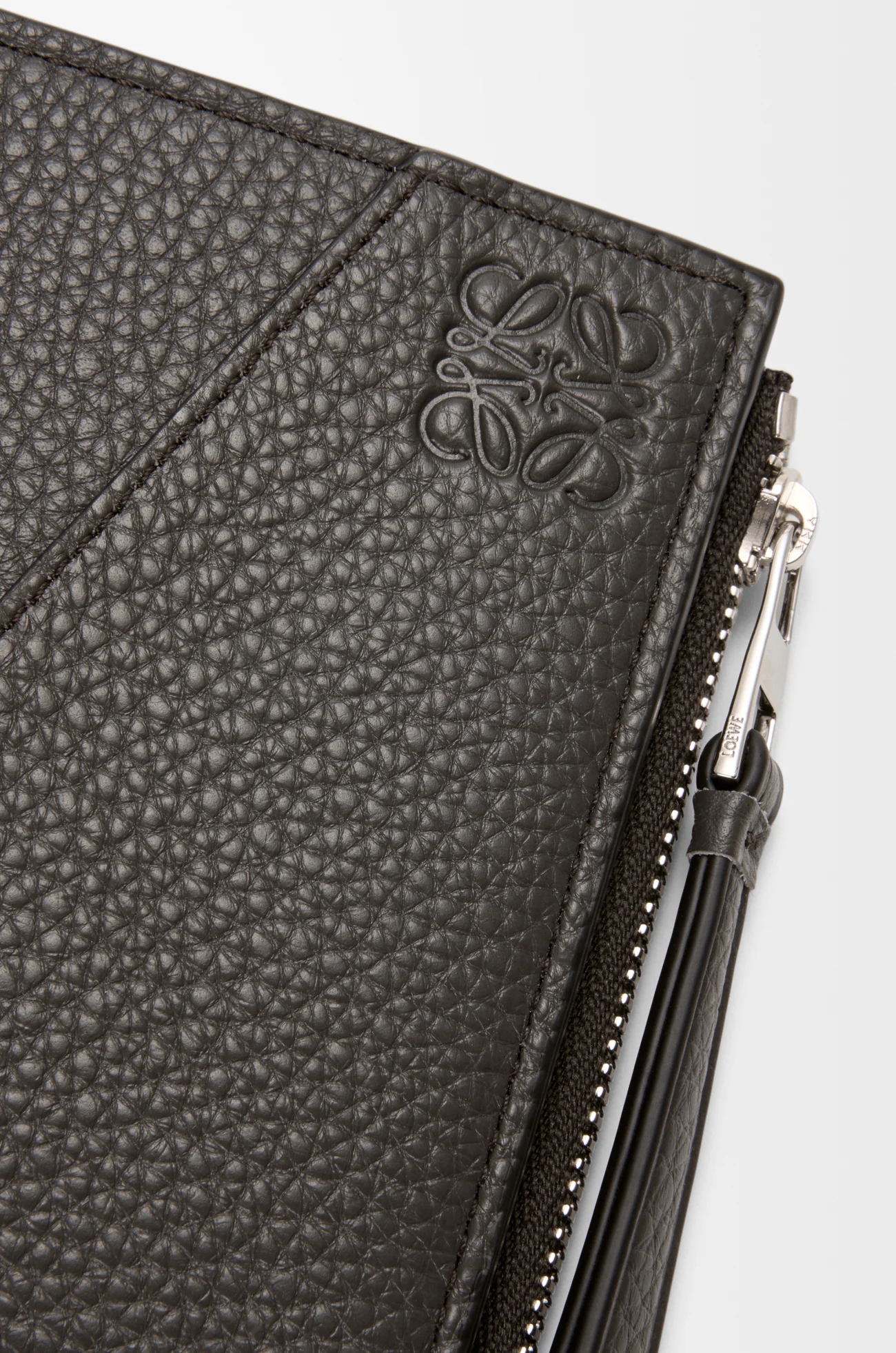 LOEWE 퍼즐 슬림 컴팩트 지갑 - 유연한 그레인 카프스킨 다크 그레이