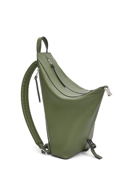 LOEWE Small Convertible backpack in classic calfskin 獵人綠 plp_rd