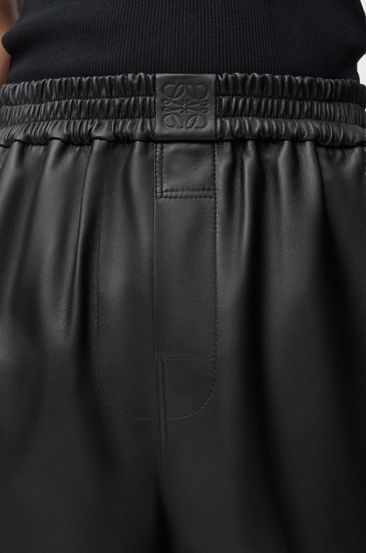 LOEWE Pantalón corto en piel napa de cordero Negro