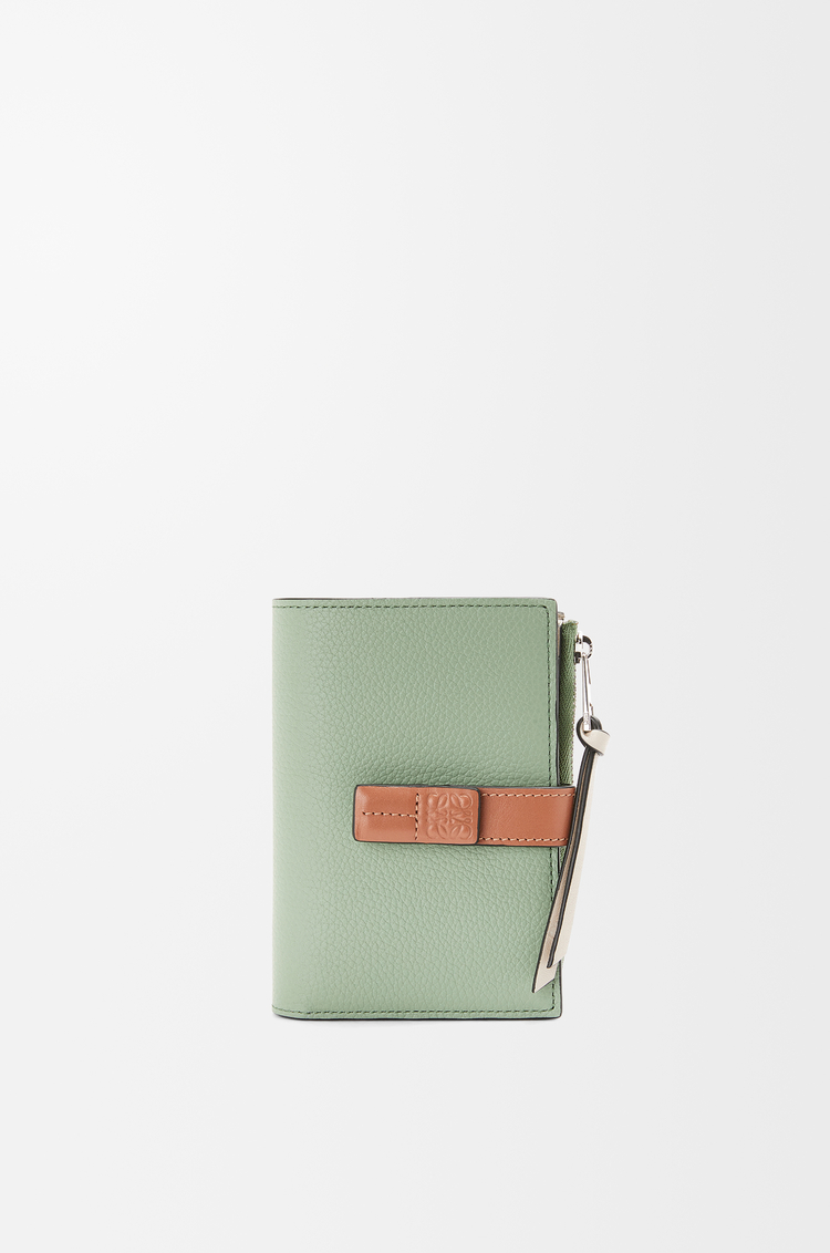 50代女性が品よく持てる人気のレディース二つ折り財布は、ロエベのスリムジップ バイフォールド ウォレット