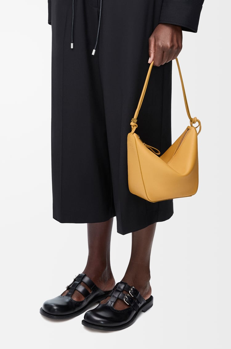 LOEWE 迷你经典牛皮革 Hammock Hobo 手袋 沙漠黄
