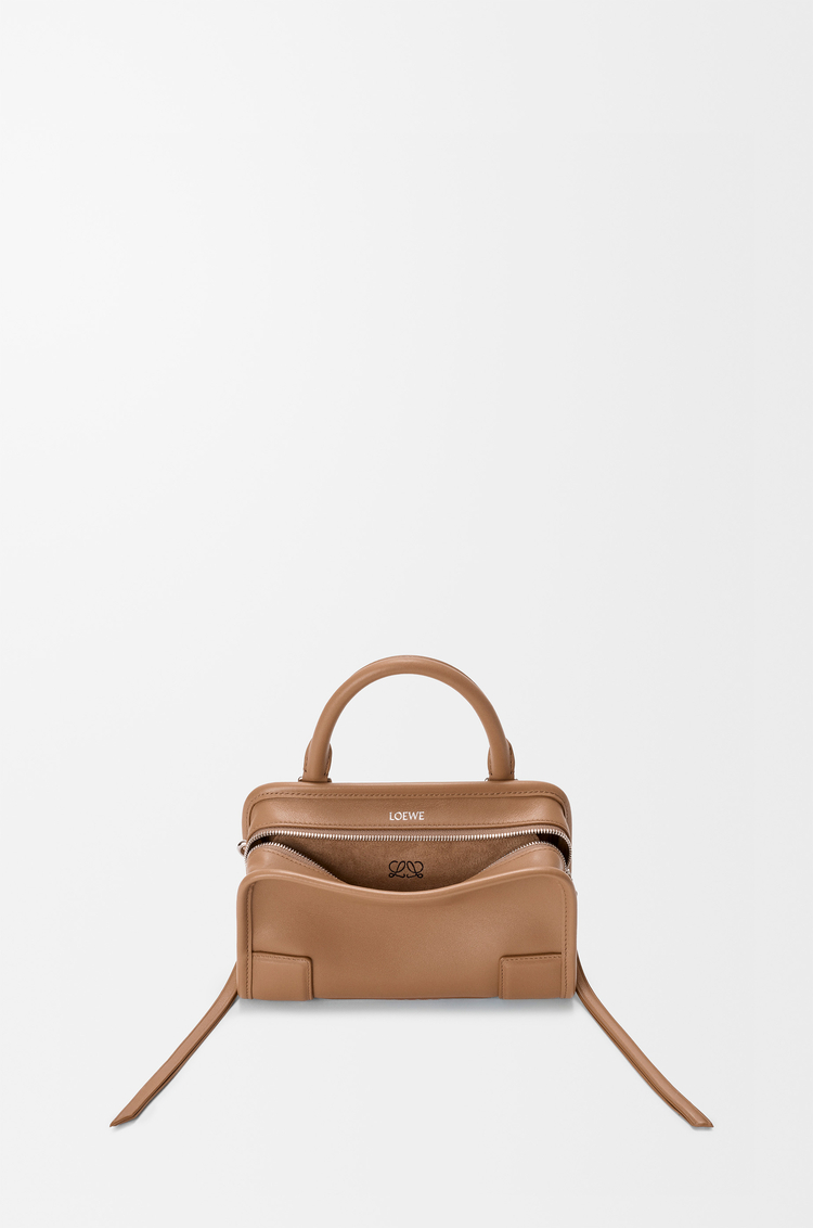 LOEWE Bolso Amazona 180 mini en piel de ternera suave Moca