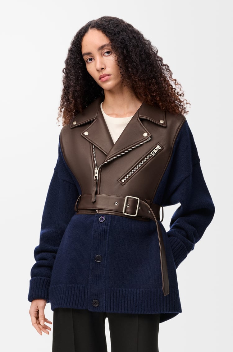 LOEWE Cardigan hybride en cuir d'agneau nappa et laine Dark Brown/Marine