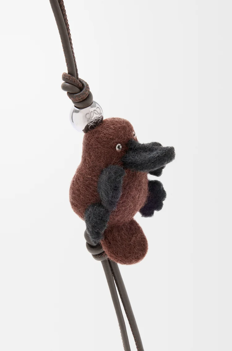 LOEWE Charm Platypus en fieltro Chocolate/Negro