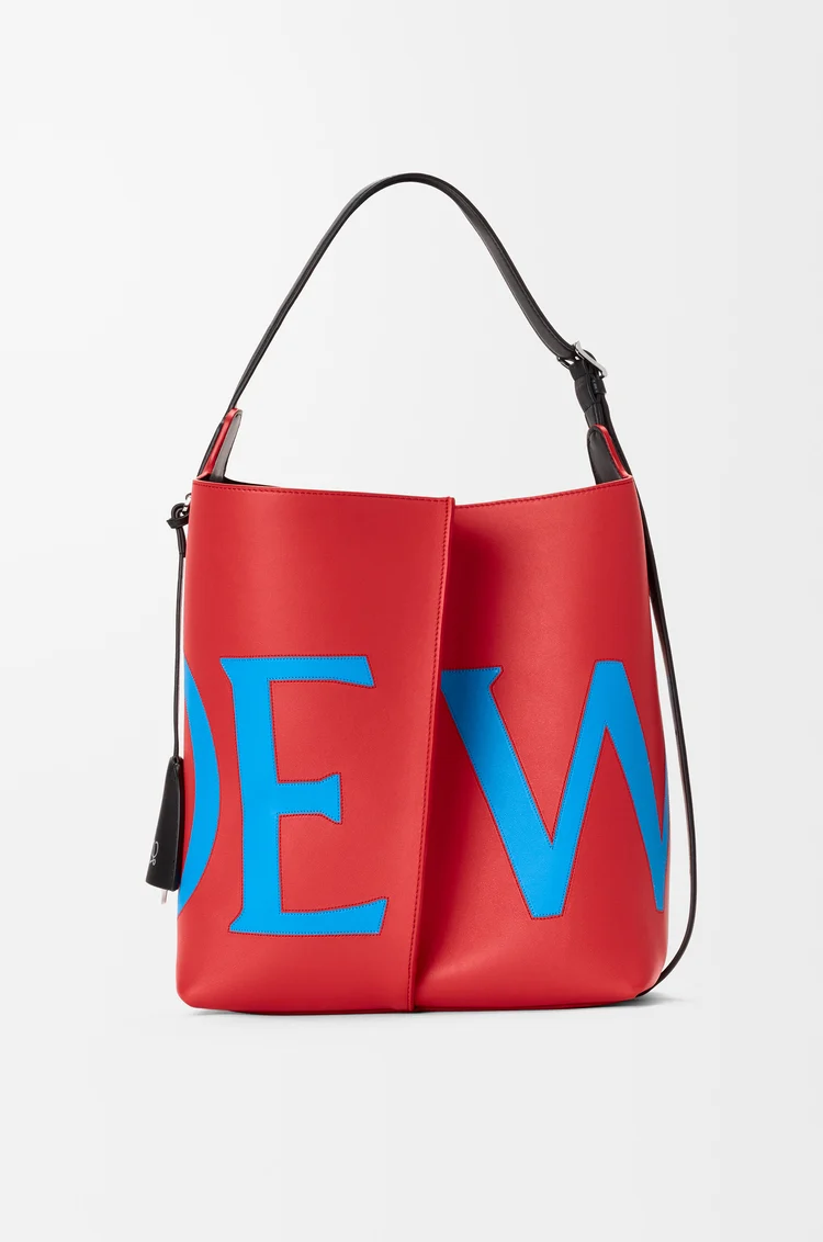 LOEWE Bolso Bilbao bucket grande Oversized Logo en piel de ternera lisa Rojo/Azul