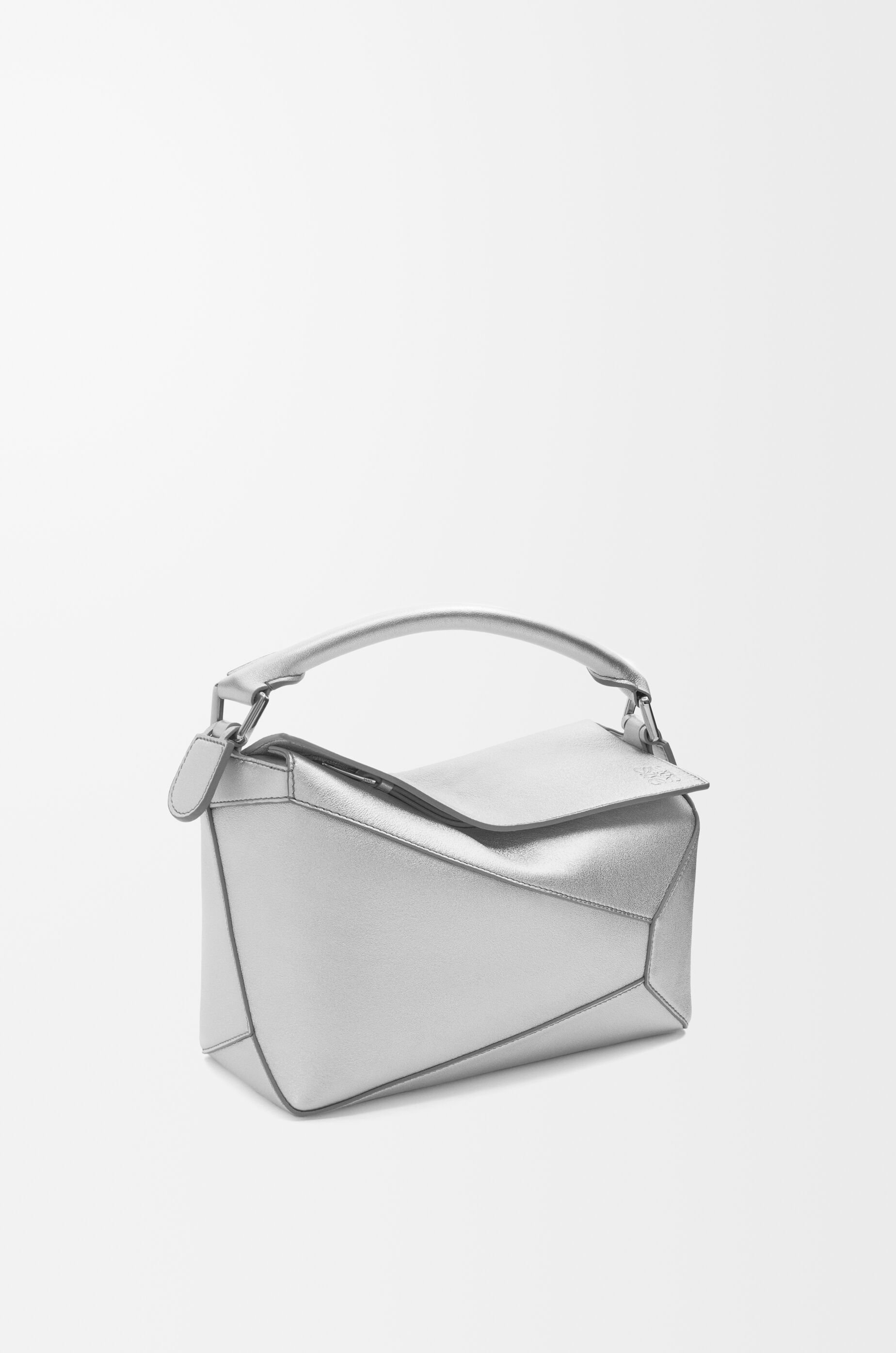 【美品】LOEWE パズルバッグ スモール LOEWE PUZZLE small Small Puzzle Edge bag in laminated lambskin Silver - LOEWE