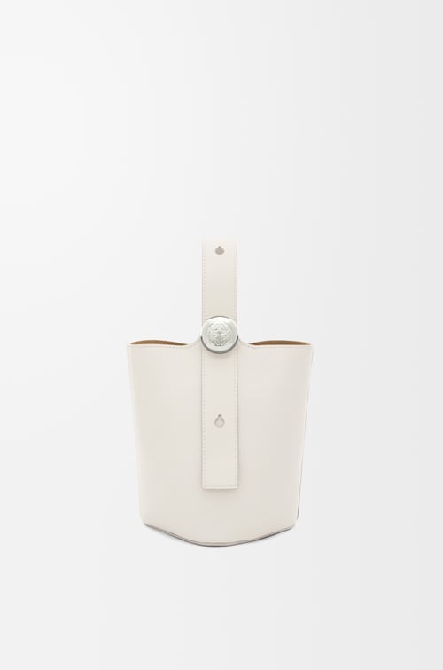 LOEWE Bolso Pebble Bucket mini en piel de ternera Blanco Suave