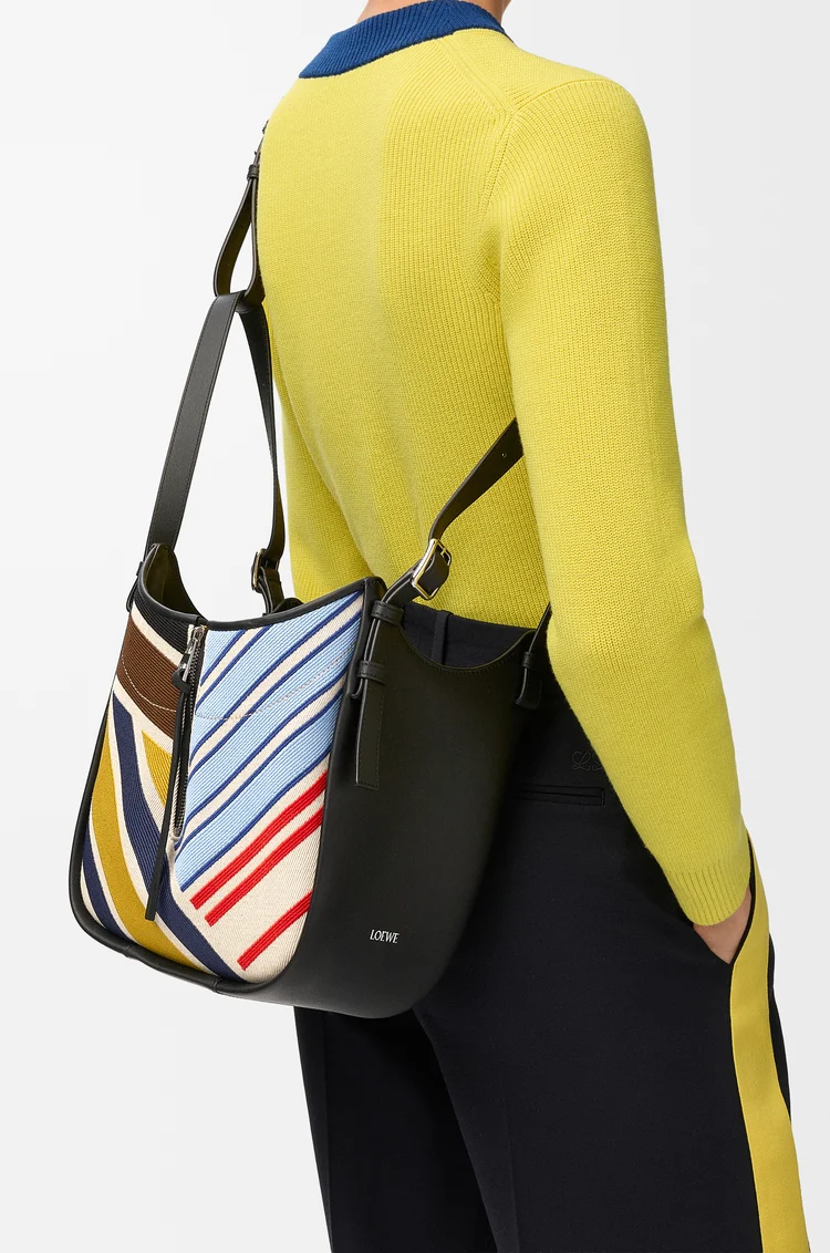 LOEWE Bolso Hammock Flip en lona bordada y piel de ternera Crudo/Multicolor