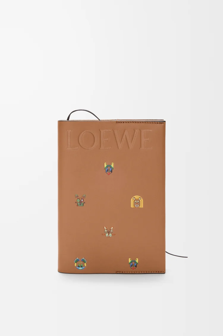 LOEWE Cuaderno Cats en piel de ternera Moca