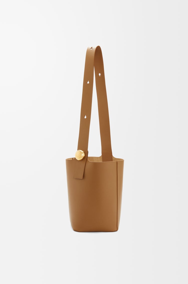 LOEWE Medium Pebble bucket in smooth calfskin Oak