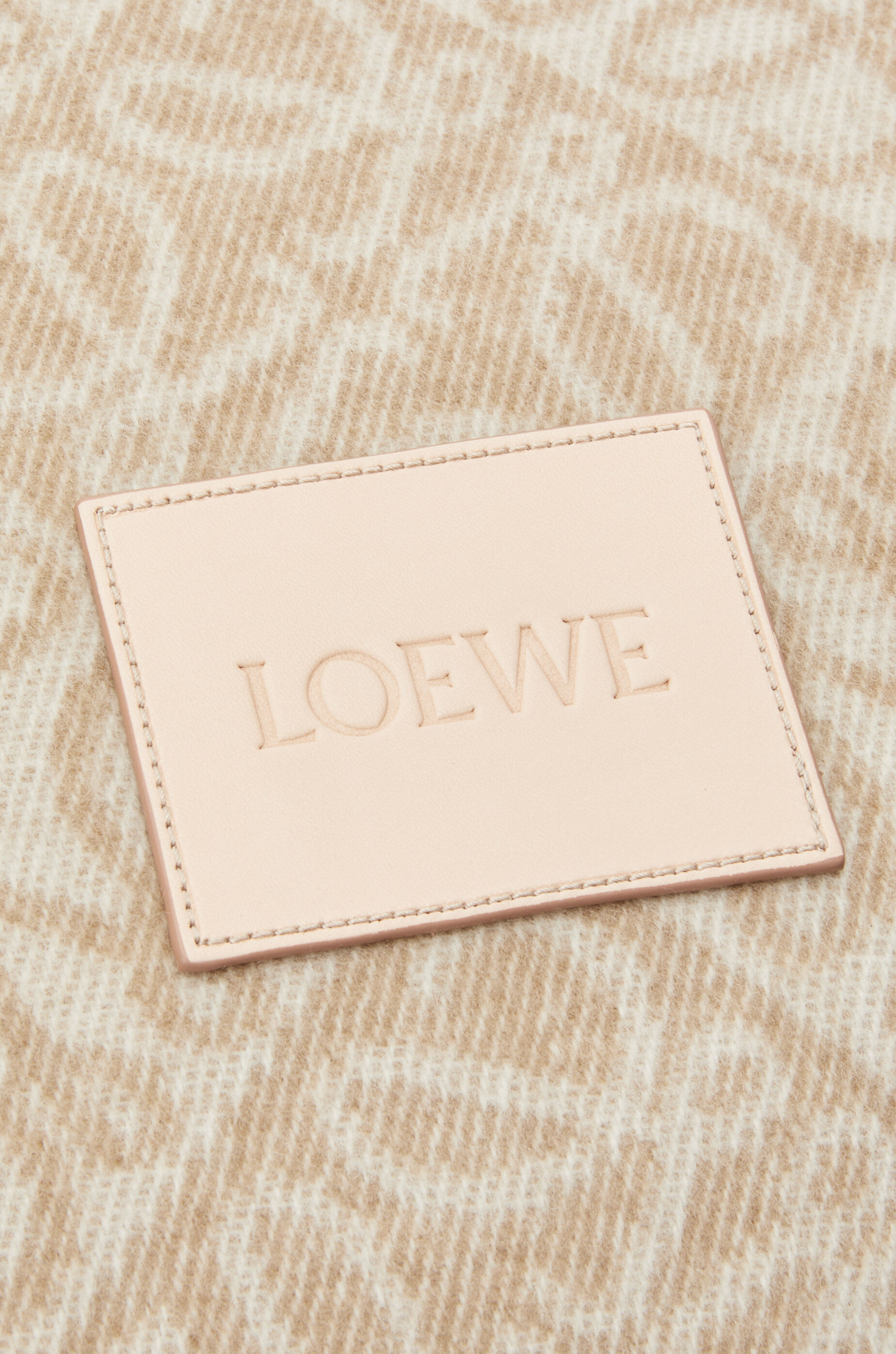 新品未使用LOEWE アナグラム クッション（アルパカ&ウール） アナグラム クッション（アルパカ&ウール） ベージュ - LOEWE Japan