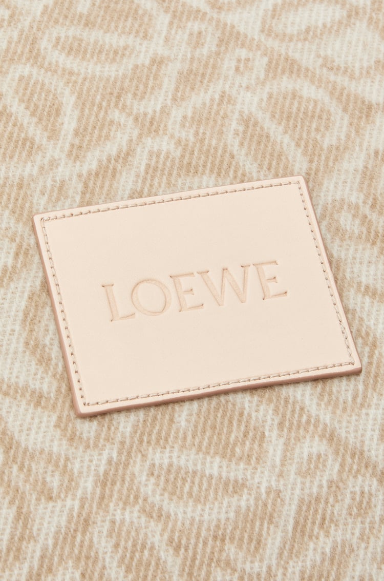 LOEWE Cojín Anagram en lana y cashmere Beige