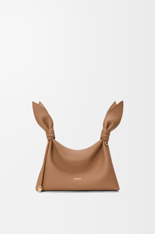 LOEWE Bolso Scarf mini en piel de ternera lisa Moca