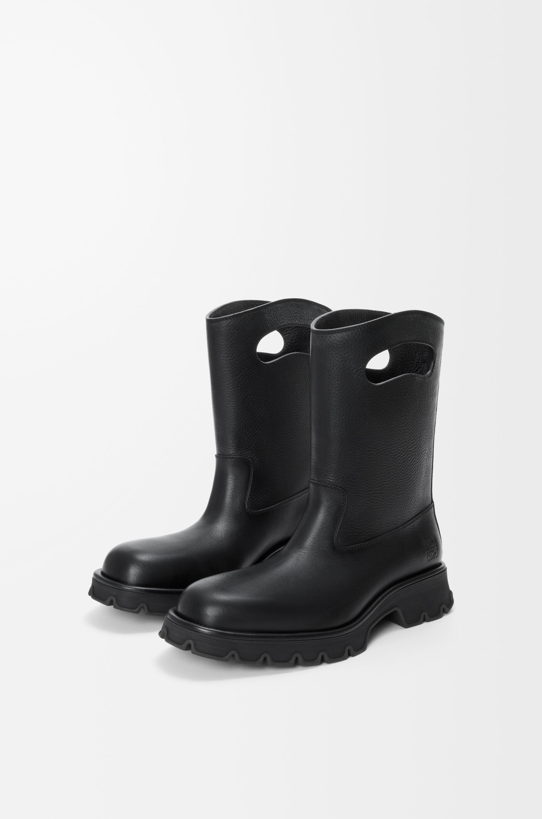 Bobby boot in grained vegetable-tanned calfskin Black - LOEWE USA