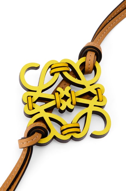 LOEWE Charm de anagrama anudado en piel de ternera Amarillo plp_rd
