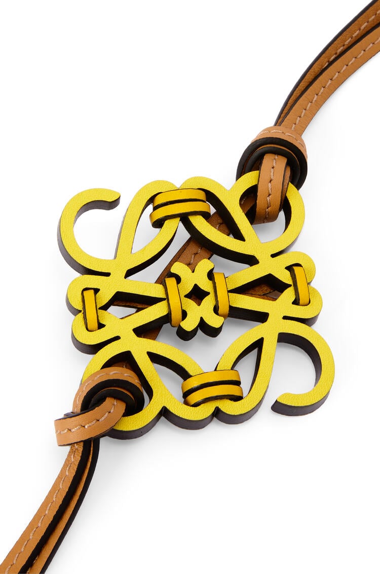 LOEWE Charm de anagrama anudado en piel de ternera Amarillo