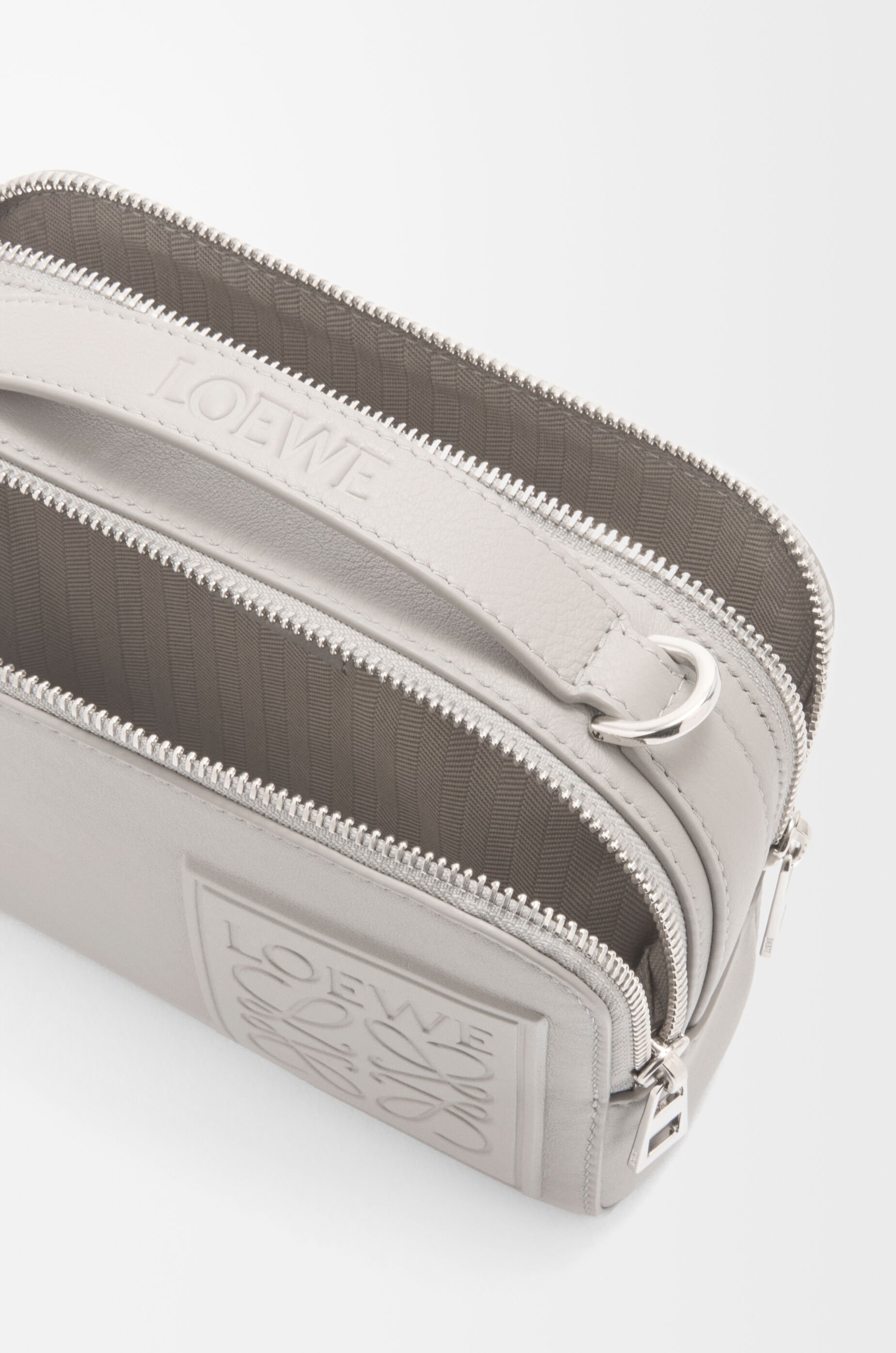 クロスボディ カメラバッグ ミニ（サテンカーフ） グレー - LOEWE