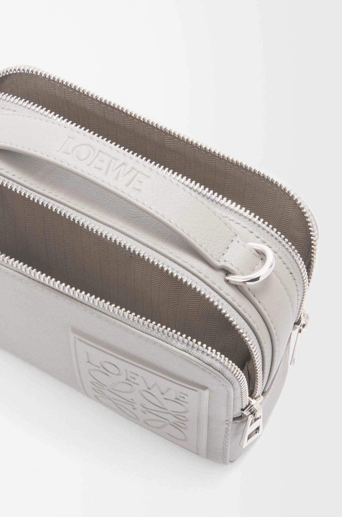 LOEWE Bolso bandolera Mini Camera en piel de ternera satinada Gris Valva plp_rd