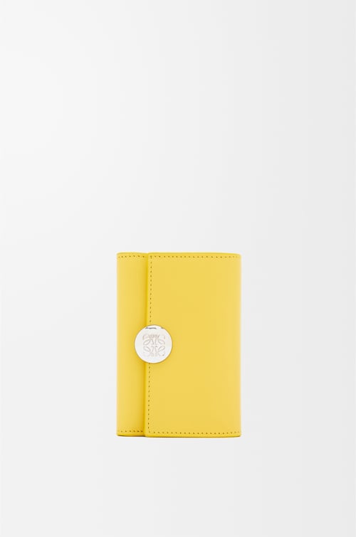 LOEWE Cartera vertical pequeña Pebble en piel napa de ternera Amarillo