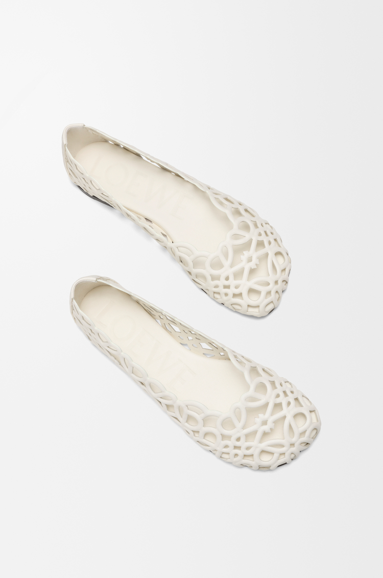 LOEWE Bailarina Petal Anagram en piel de cordero Blanco