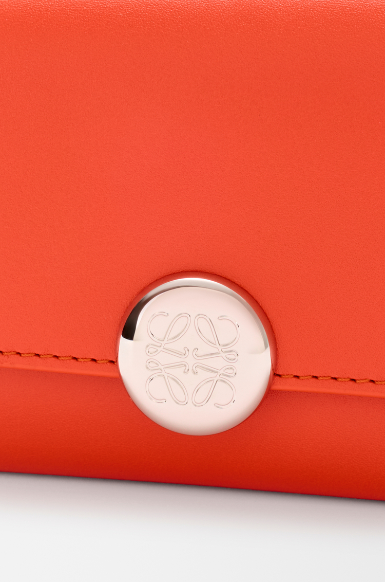 LOEWE Cartera vertical pequeña Pebble en piel napa de ternera brillante Naranja Amanecer