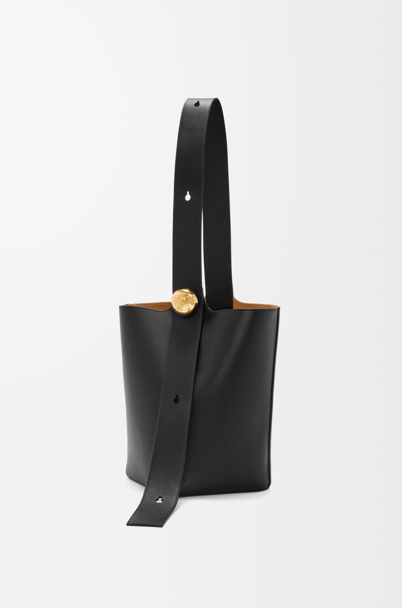 LOEWE 中型平滑小牛皮 Pebble 水桶包 黑色