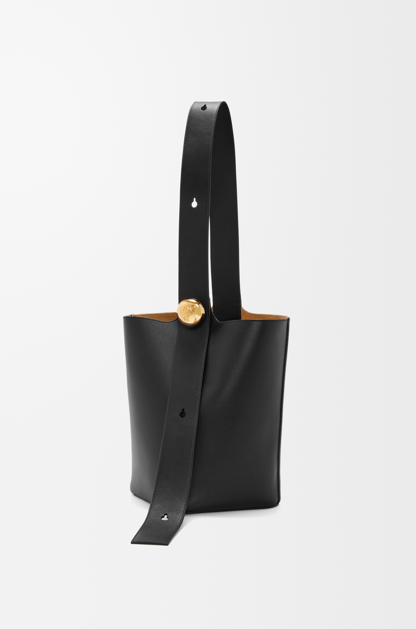 Medium Pebble bucket in smooth calfskin