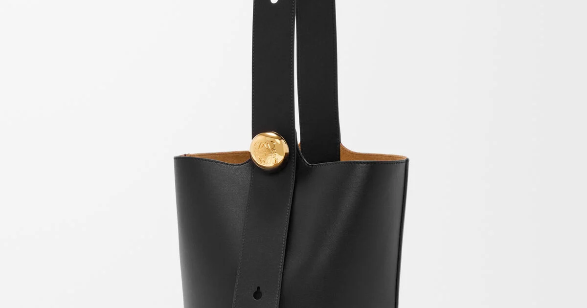 Medium Pebble bucket in smooth calfskin Black LOEWE