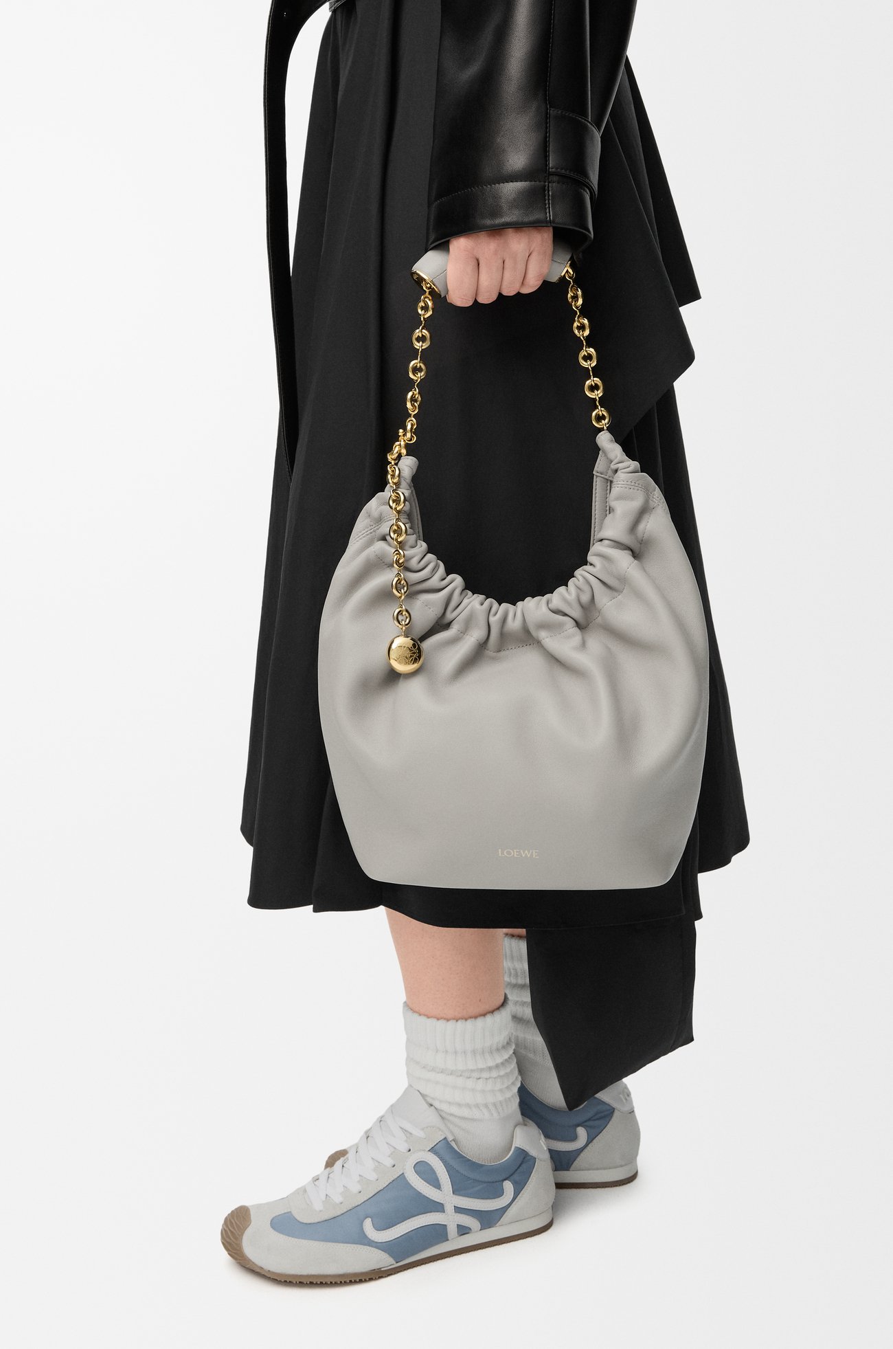 LOEWE Petit sac Squeeze en cuir d'agneau nappa doux Gris Coquillage