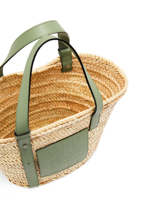LOEWE Bolso tipo cesta en hoja de palma y piel de ternera Natural/Romero plp_rd