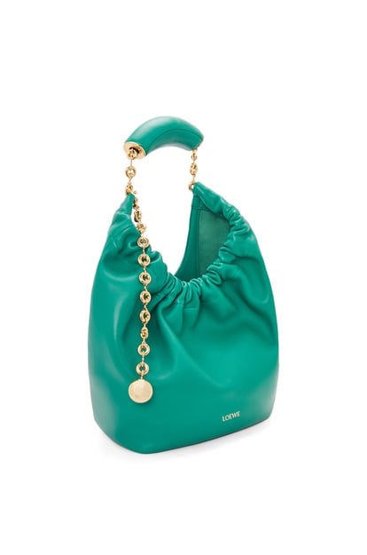 LOEWE Kleine Squeeze Tasche aus Nappa-Lammleder Smaragdgrün plp_rd