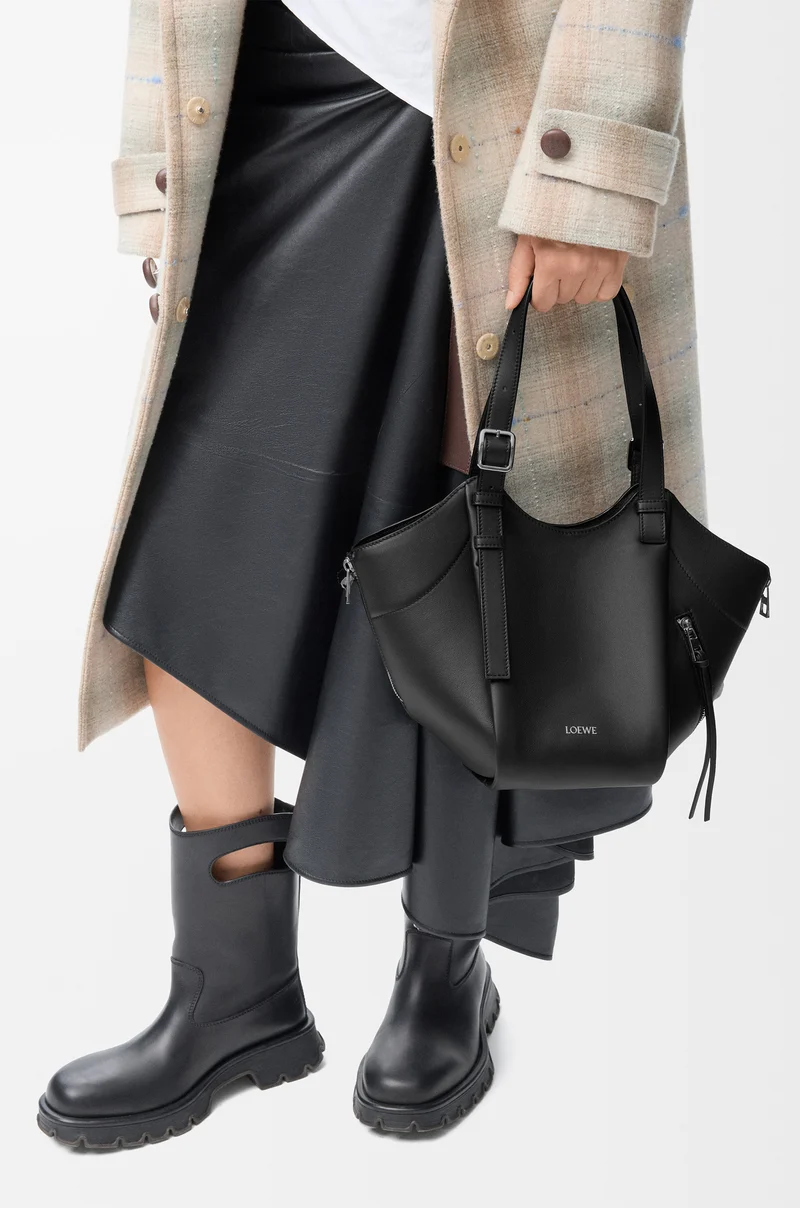 LOEWE Bolso Hammock Flip en piel de ternera clásica Negro