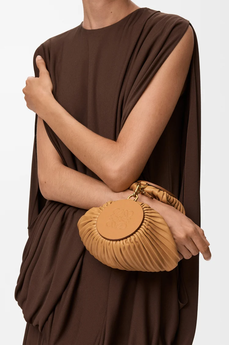 LOEWE Bracelet Pouch en cuir de veau nappa plissé Warm Desert