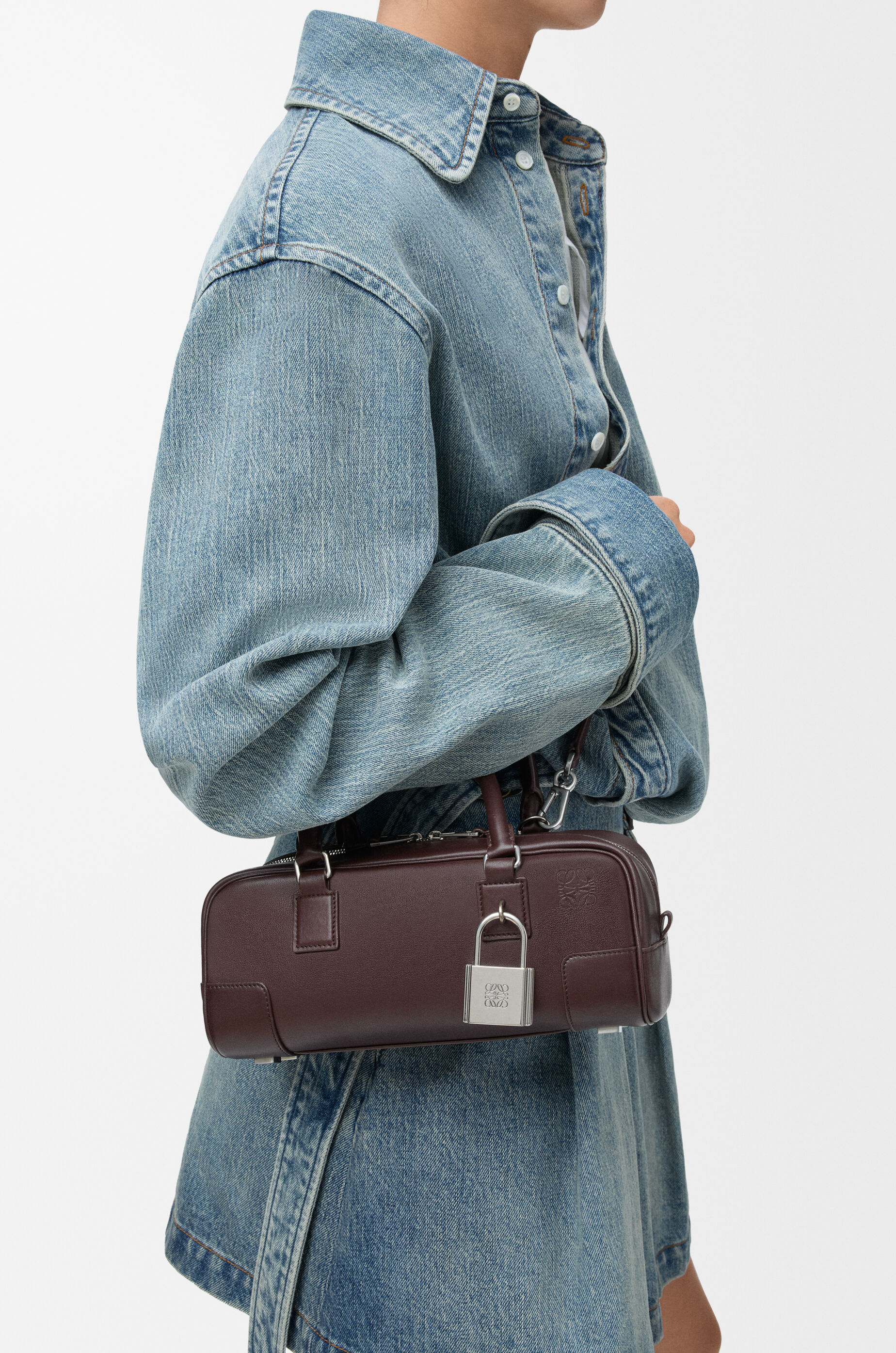 アマソナ23 クロップド バッグ（シャイニーカーフ） ブラウン - LOEWE