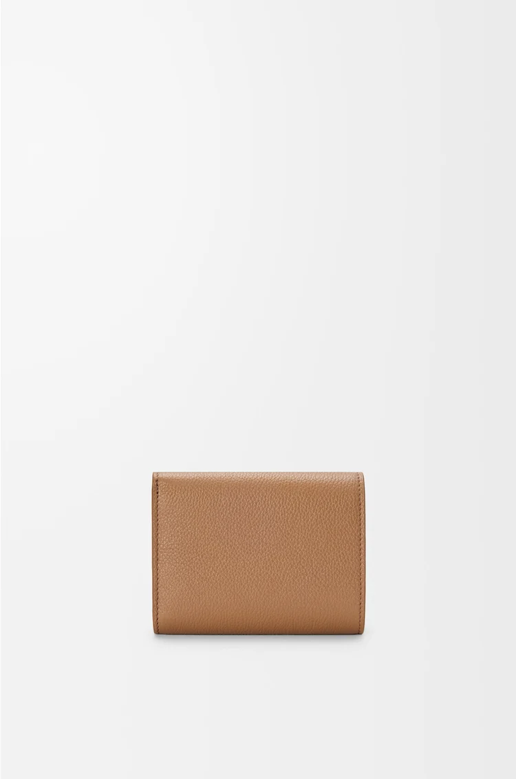 LOEWE Cartera con tres pliegues Pebble en piel de ternera graneada Moca