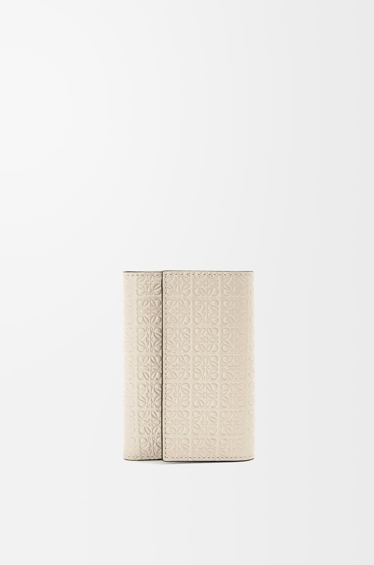 LOEWE Cartera vertical pequeña Repeat en piel de ternera sedosa grabada Avena Claro
