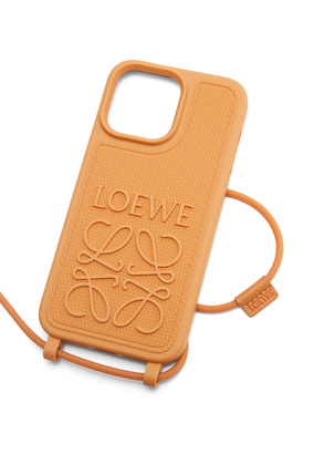 LOEWE Funda para iPhone 14 Pro Max en goma con textura en rombos y bandolera Natural
