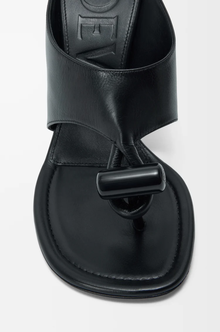 LOEWE Toggle Sandale aus glänzendem glattem Kalbsleder Schwarz