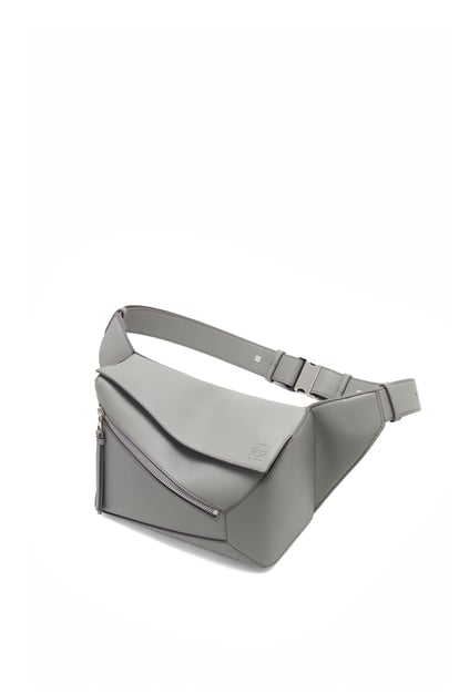 LOEWE Small Puzzle bumbag in classic calfskin 瀝青灰 plp_rd