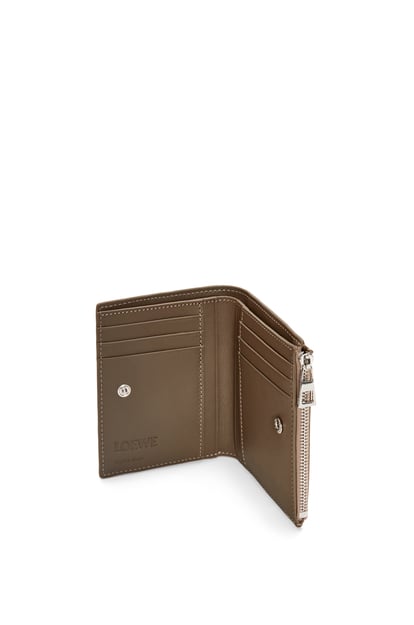 LOEWE Slim compact wallet in soft grained calfskin 冬季棕 plp_rd