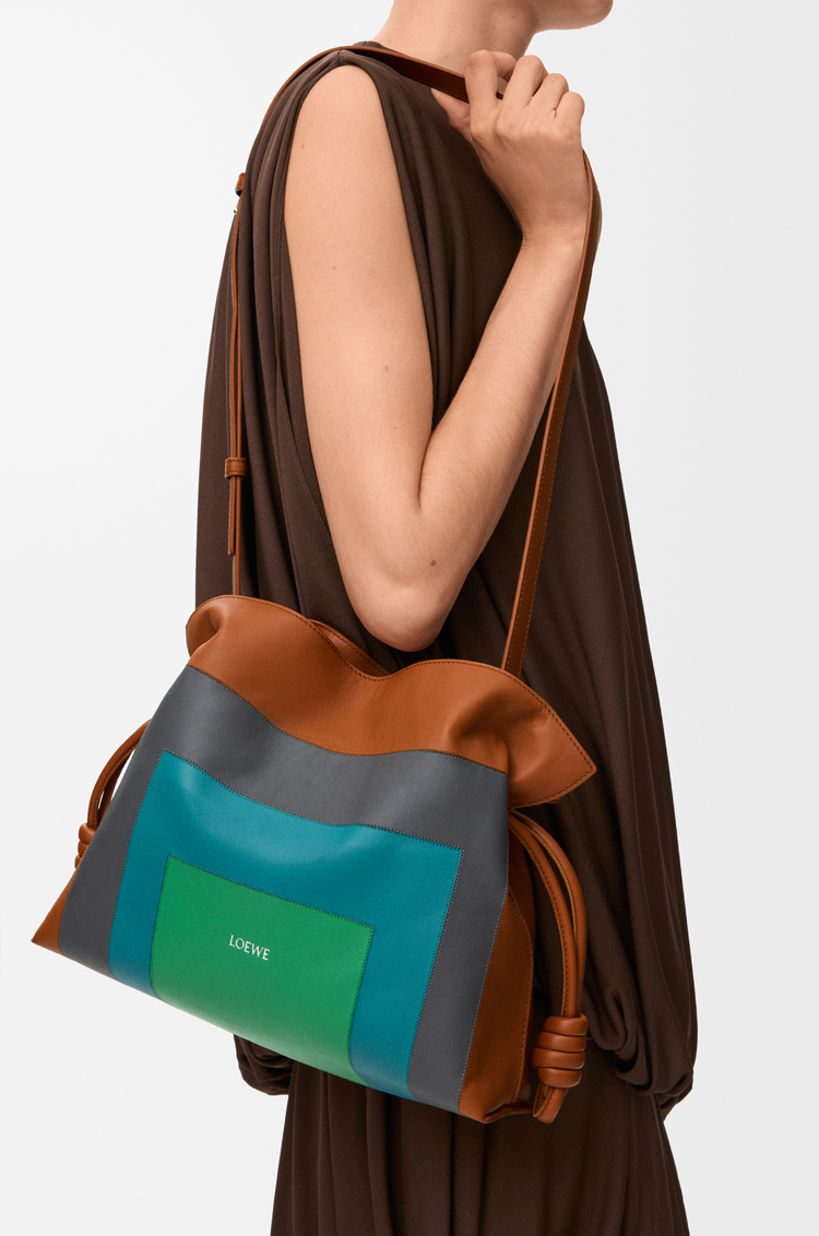 LOEWE 미디엄 플라멩코 클러치 - 나파 카프스킨 캐러멜/브라이트 그린